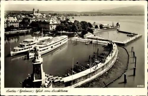 Ak Lindau am Bodensee Schwaben, Blick vom Leuchtturm, Schiffe