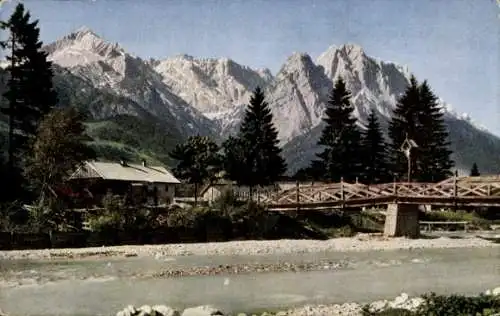 Ak Garmisch Partenkirchen in Oberbayern, Loisachbrücke mit Alp- und Zugspitze