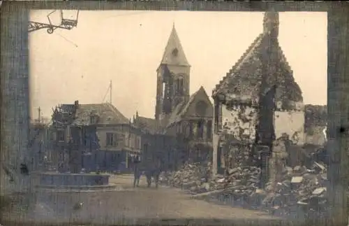 Ak Vailly sur Aisne, Marktplatz, zerstörte Kirche