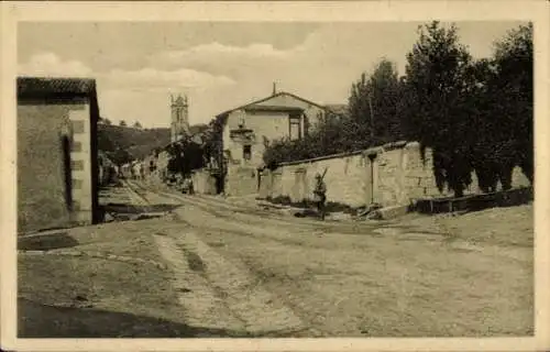 Ak Frankreich, Dorf am Kriegsschauplatz 1. WK, Straßenansicht, Kirche, Soldat