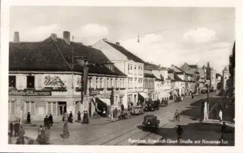 Ak Potsdam, Friedrich Ebert Straße mit Nauener Tor, Geschäfte