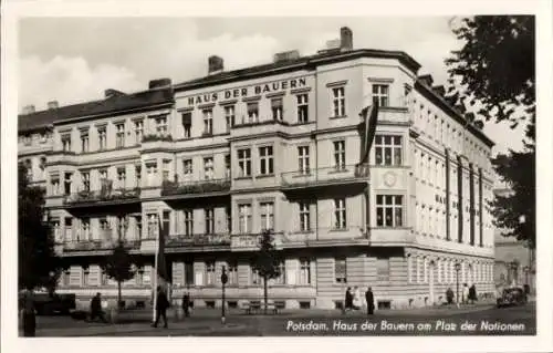 Ak Potsdam, Haus der Bauern am Platz der Nationen, Fahne