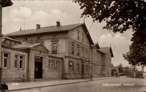 Ak Seifhennersdorf in der Oberlausitz Sachsen, Bahnhof Straßenseite