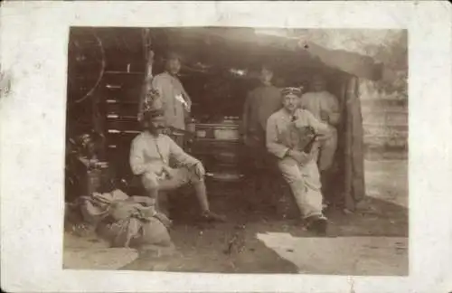 Foto Ak Deutsche Soldaten in Uniformen, Feldküche, I WK