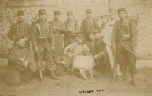 Foto Ak Le Mans Sarthe, französische Soldaten, Gruppenfoto 1908