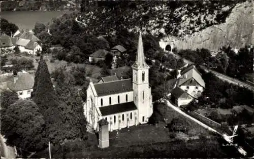 Ak Duingt Haute Savoie, Luftbild von Kirche