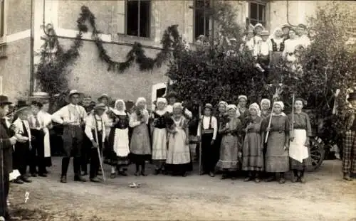 Foto Ak Roßwein in Sachsen, Festwagen, Gruppe in Trachten