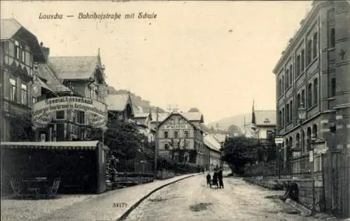 Ak Lauscha in Thüringen, Bahnhofstraße mit Schule, Spezialausschank Fridolin Eichhorn