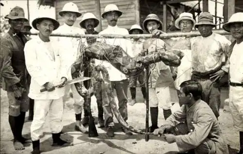 Foto Ak Jäger mit erlegter Schlange, Tragejoch