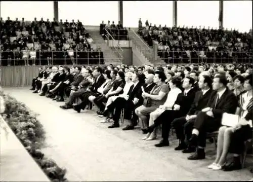 Set von 7 Fotos Wismar Sport und Mehrzweckhalle , 1971 , SED