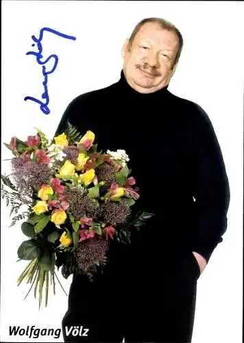 Ak Schauspieler Wolfgang Völz, Portrait, Autogramm, Blumenstrauß