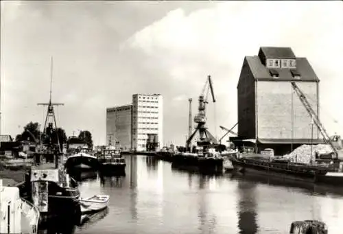 Ak Anklam in Mecklenburg Vorpommern, Am Hafen, Kräne, Schiffe