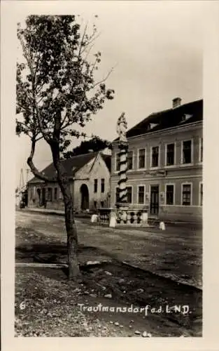 Foto Ak Trautmannsdorf an der Leitha Niederösterreich, Straßenpartie, geschmückte Mariensäule