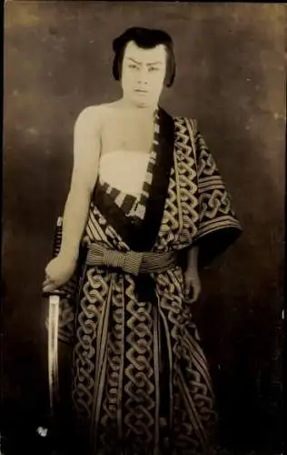 Foto Ak Japanischer Krieger mit Schwert, Samurai