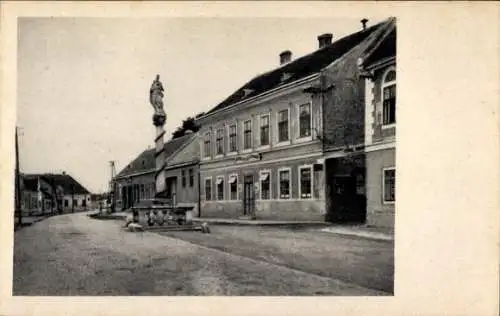 Ak Trautmannsdorf an der Leitha Niederösterreich, Straßenpartie, geschmückte Mariensäule