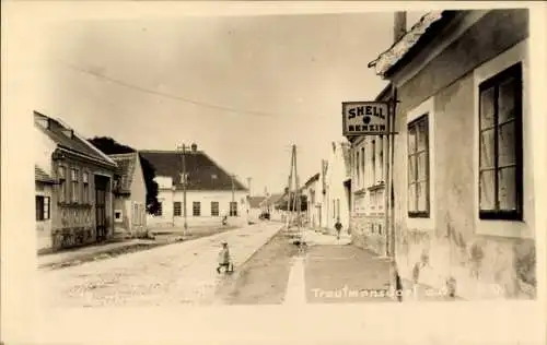 Foto Ak Trautmannsdorf an der Leitha Niederösterreich, Straßenpartie, Schild Shell Benzin