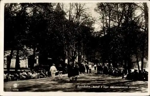 Ak Kislowodsk Russland, Promenade im Park, Spaziergänger