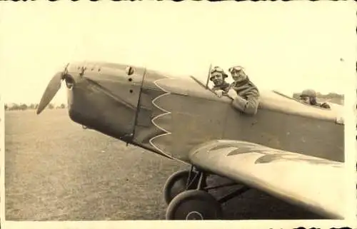 Foto Ak Pilot und Passagiere in einem Propellerflugzeug, 27.5.1934