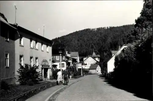 Foto Ak Schwarzburg in Thüringen, Straßenpartie, Wald, Dorfidyll