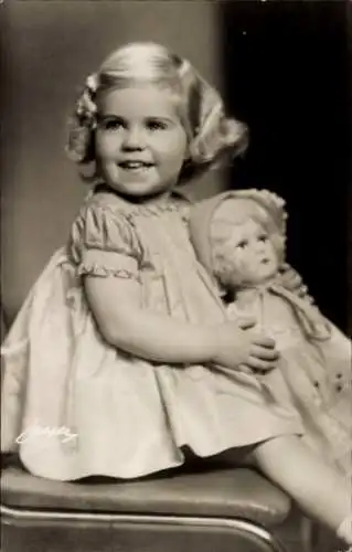 Ak Prinzessin Margaretha, Porträt mit Puppe