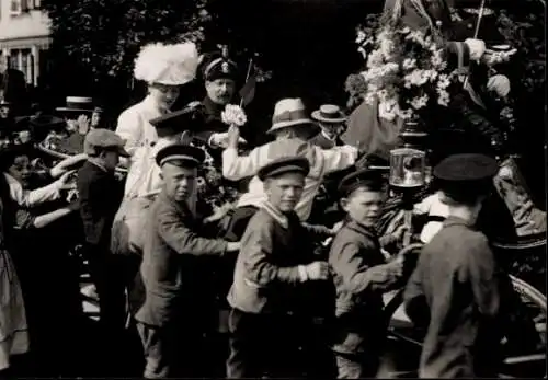 Foto Ak Johann Albrecht zu Mecklenburg-Schwerin, Kutsche, Kinder, Fest