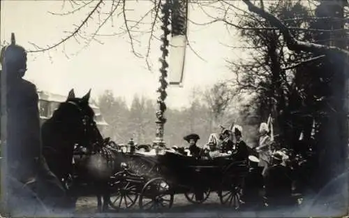 Foto Ak Wilhelm Ernst von Sachsen-Weimar-Eisenach, Feodora von Sachsen-Meiningen, Kutsche