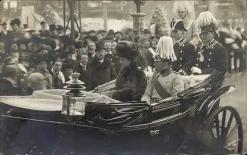 Foto Ak Wilhelm Ernst von Sachsen-Weimar-Eisenach, Feodora von Sachsen-Meiningen, Kutsche