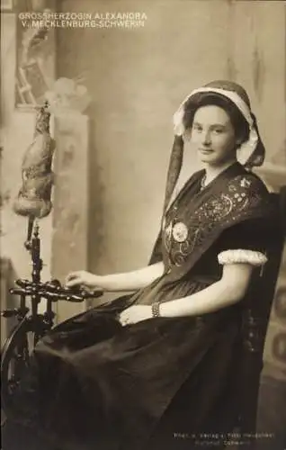 Ak Großherzogin Alexandra von Mecklenburg Schwerin, Spinnrad, Volkstracht