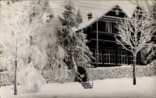 Foto Ak Wernigerode im Harz, Wohnhaus, Schnee, Verschneite Bäume