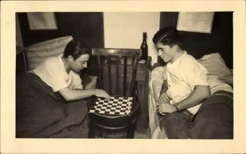 Foto Ak Zwei Männer spielen Schach, Schachspiel