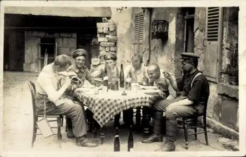 Foto Ak Deutsche Soldaten beim Essen