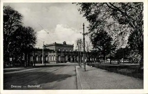 Ak Dessau in Sachsen Anhalt, Bahnhof von der Straßenseite