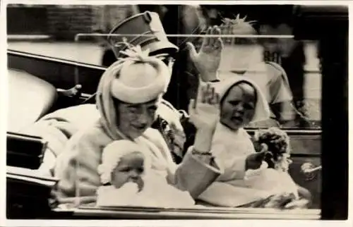 Ak Königin Juliana der Niederlande, Prinz Heinrich, Prinzessinnen Beatrix, Irene, Auto