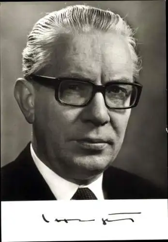 Ak Politiker Kai-Uwe von Hassel, Bundesminister der Verteidigung, Portrait, Autogramm