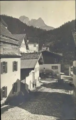 Foto Ak Füssen, Blick in eine Straße, Häuser