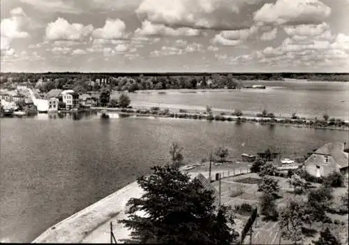 Ak Malchow in Mecklenburg, Gesamtansicht, Gewässer, Damm mit Straße
