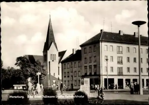 Ak Merseburg an der Saale, Ecke Ernst Thälmann Straße, Bahnhofstraße, Kirche