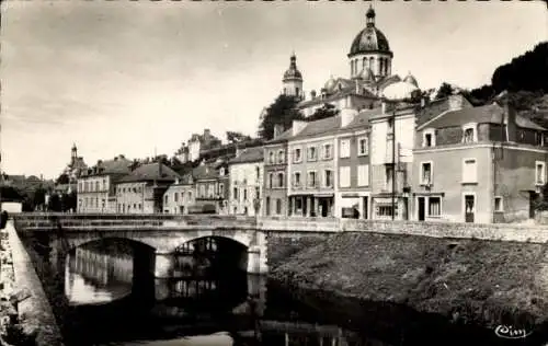 Ak Segré Maine et Loire, Pont sur l'Oudun, Quais, Eglise de la Madeleine