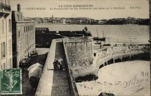 Ak Saint Malo Ille et Vilaine Bretagne, Promenade sur les Remparts, vue prise de la Hollande