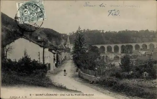 Ak Saint Léonard de Noblat Haute Vienne, une rue du Pont de Noblat