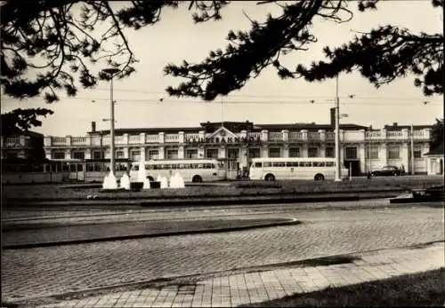 Ak Rostock in Mecklenburg Vorpommern, Hauptbahnhof, Omnibusse, Straßenseite