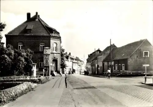 Ak Zahna an der Elster, Friedrich-Engels-Straße, Straßenuhr