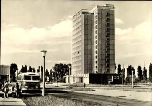 Ak Cottbus in der Niederlausitz, HO-Gaststätte am Hochhaus, Autobus