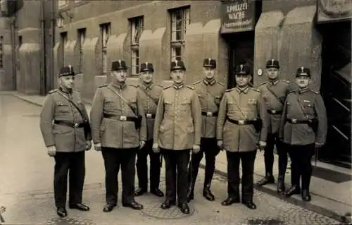 Foto Ak Polizeibeamte in Uniform, 3. Polizeiwache, Feuermeldestelle