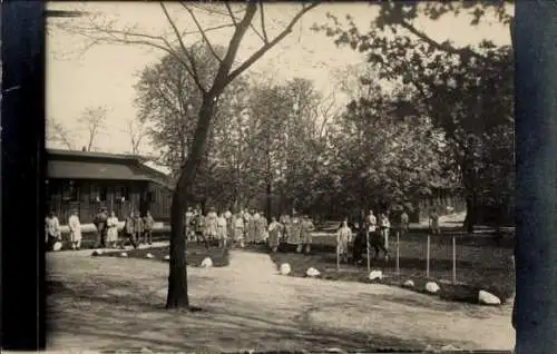 Foto Ak Gleiwitz Oberschlesien, Niederländisches Rotes Kreuz, Lazarett, Park