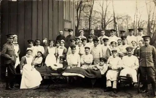 Foto Ak Gleiwitz Oberschlesien, Niederländisches Rotes Kreuz, Lazarett, Soldaten, Krankenschwestern