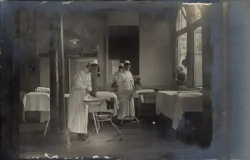 Foto Ak Gleiwitz Oberschlesien, Niederländisches Rotes Kreuz, Krankenschwestern, Behandlungsraum