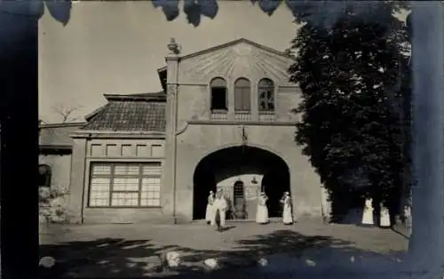 Foto Ak Gleiwitz Oberschlesien, Niederländisches Rotes Kreuz, Gebäude, Krankenschwestern