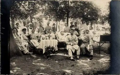 Foto Ak Gleiwitz Oberschlesien, Niederländisches Rotes Kreuz, Lazarett, Soldaten, Krankenschwestern