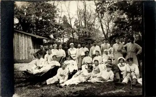 Foto Ak Gleiwitz Oberschlesien, Niederländisches Rotes Kreuz, Lazarett, Soldaten, Krankenschwestern